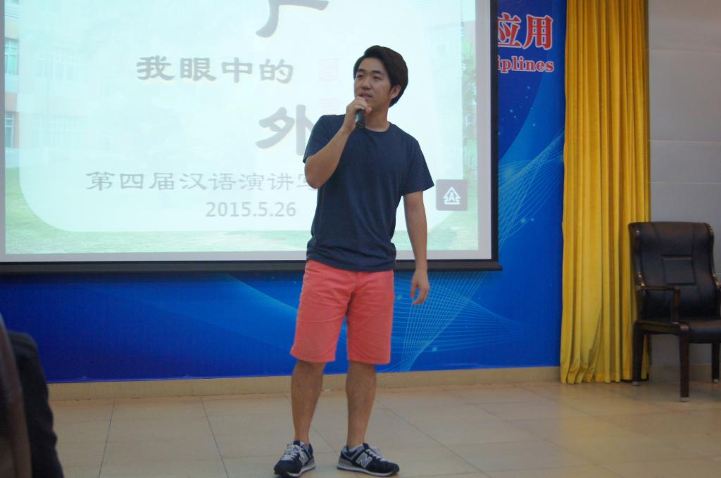 韩国留学生金戊耿献唱《情非得已》