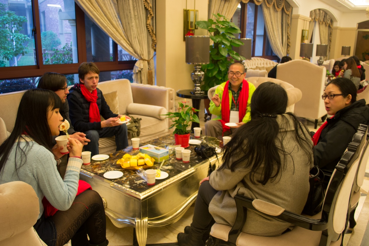 留学生们参加下午茶茶话会分享交流心得