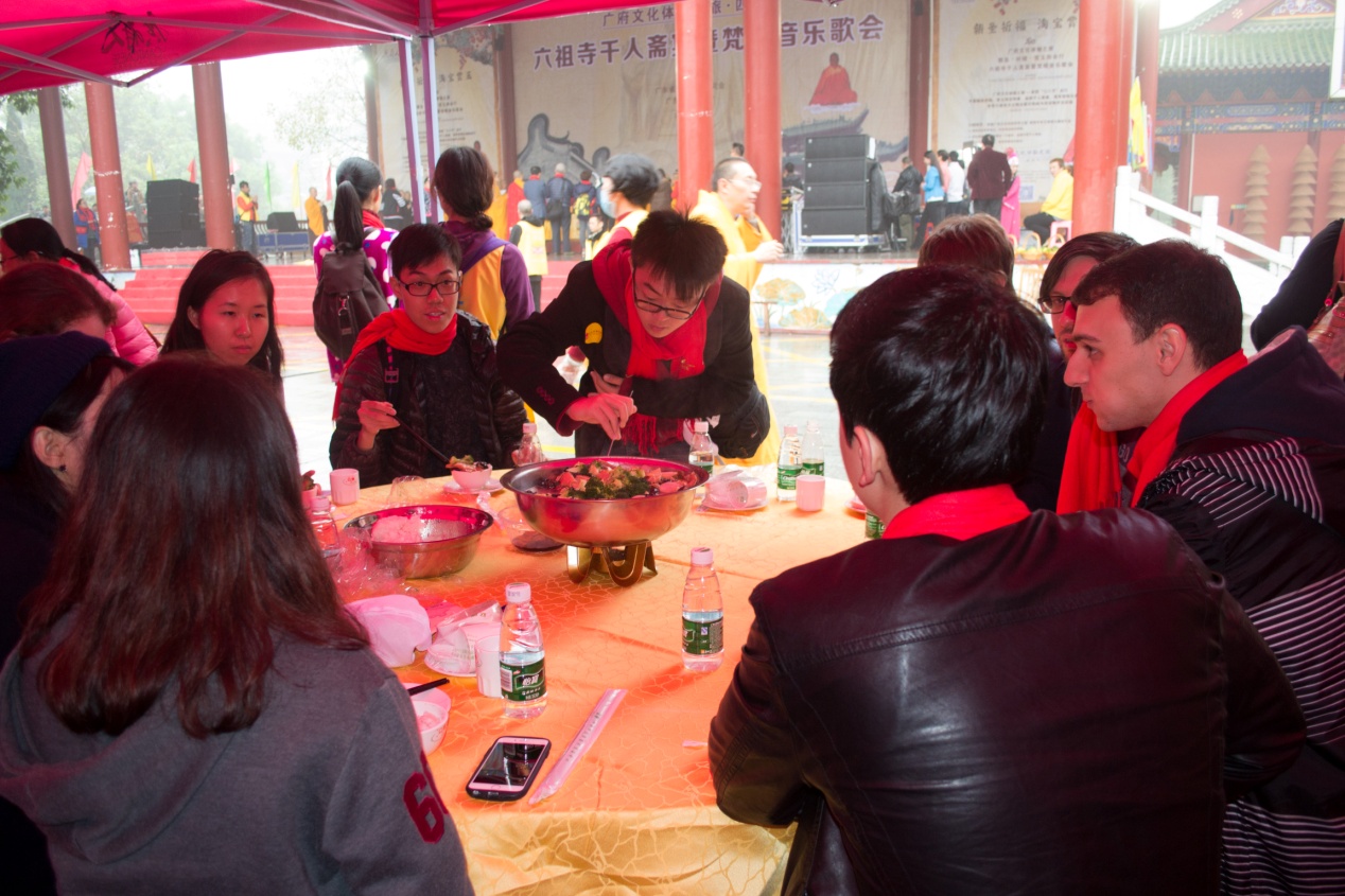 留学生们参加斋宴