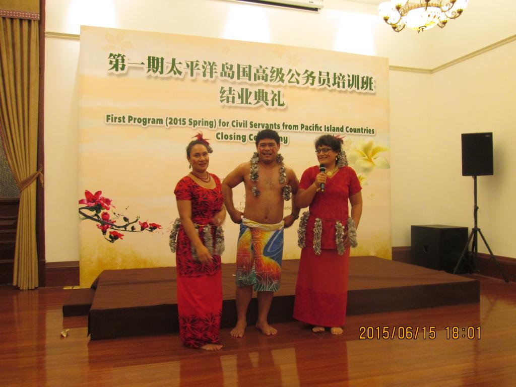 萨摩亚学员表演传统歌舞