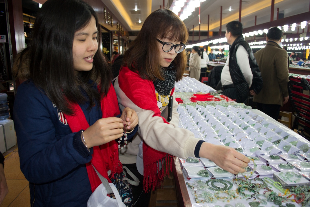 留学生们参观四会国际玉器城