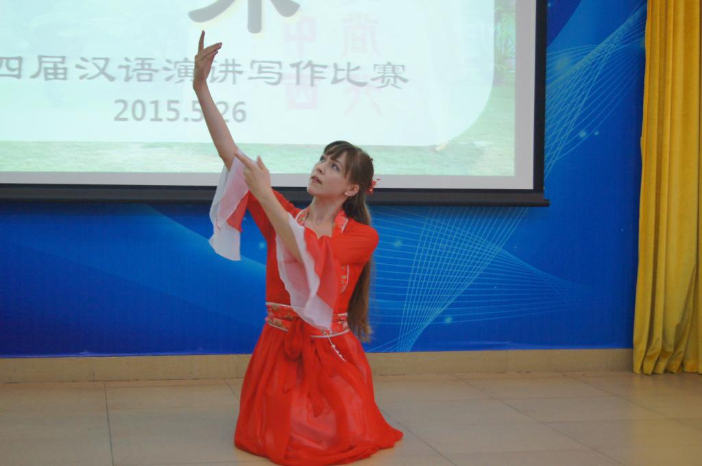 爱沙尼亚留学生汪艾玲表演民族舞蹈