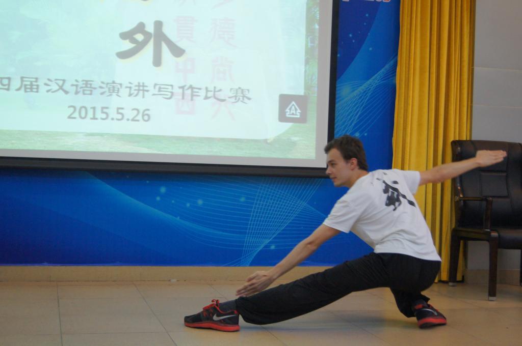 俄罗斯留学生谢敬表演武术