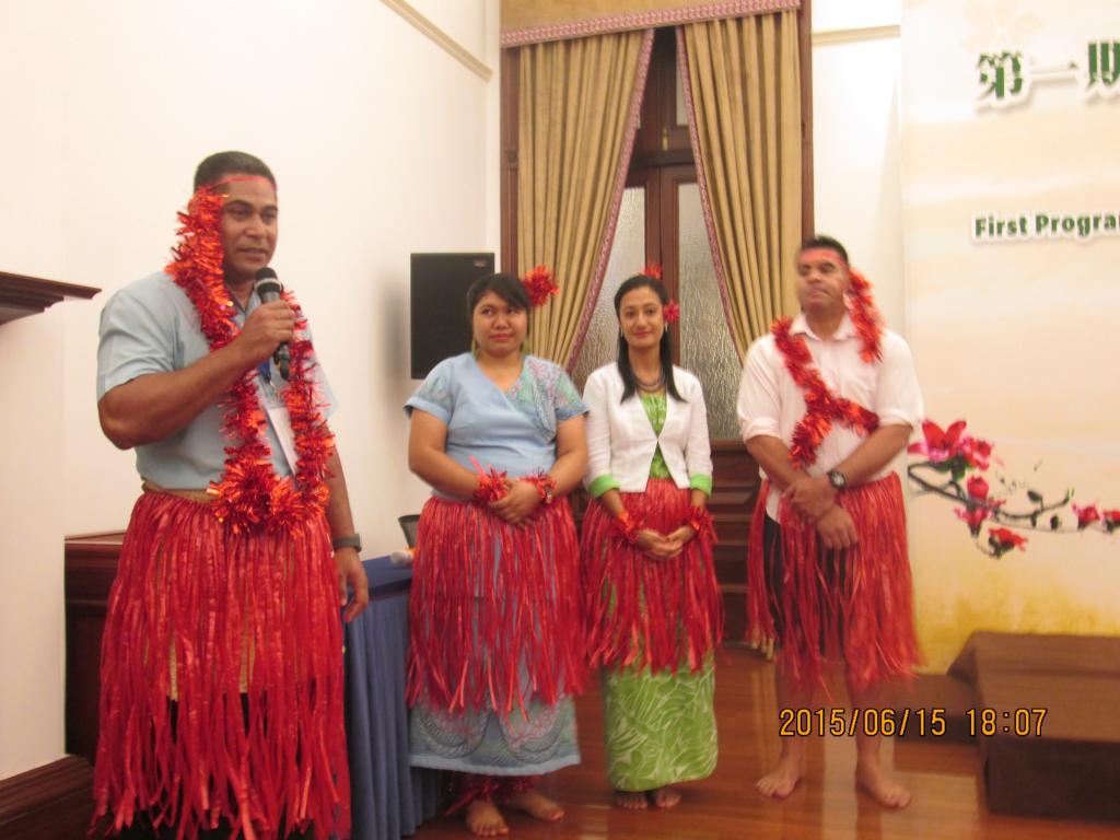 汤加学员表演传统歌舞