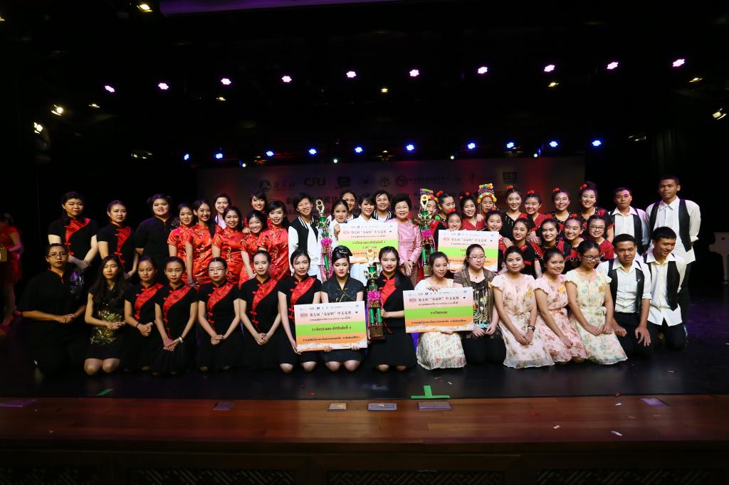 玛塔娜校长颁奖