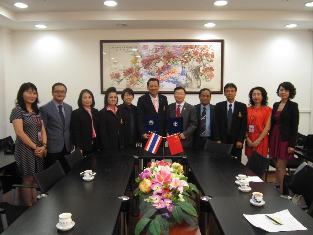 签约仪式后合影