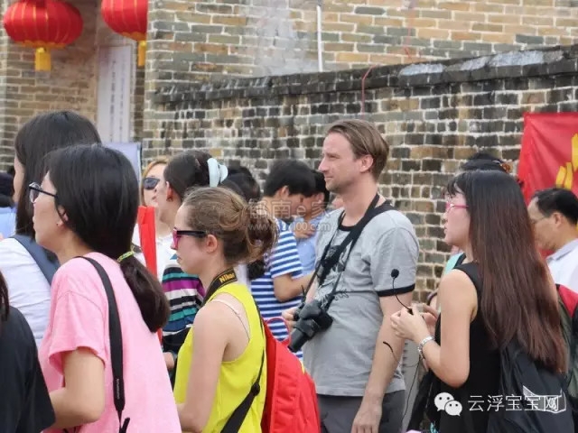 留学生们在观看表演