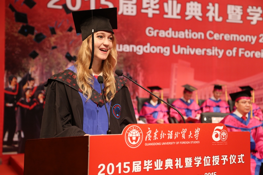 毕业生代表瓦莉亚发言