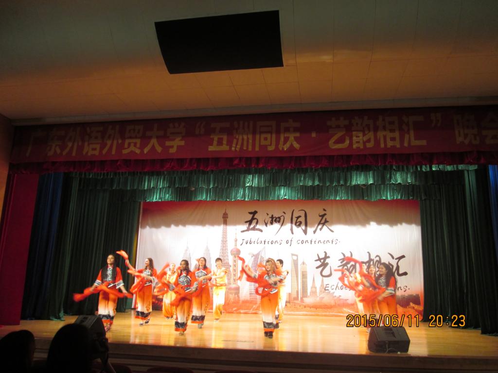 多国留学生表演中国秧歌舞