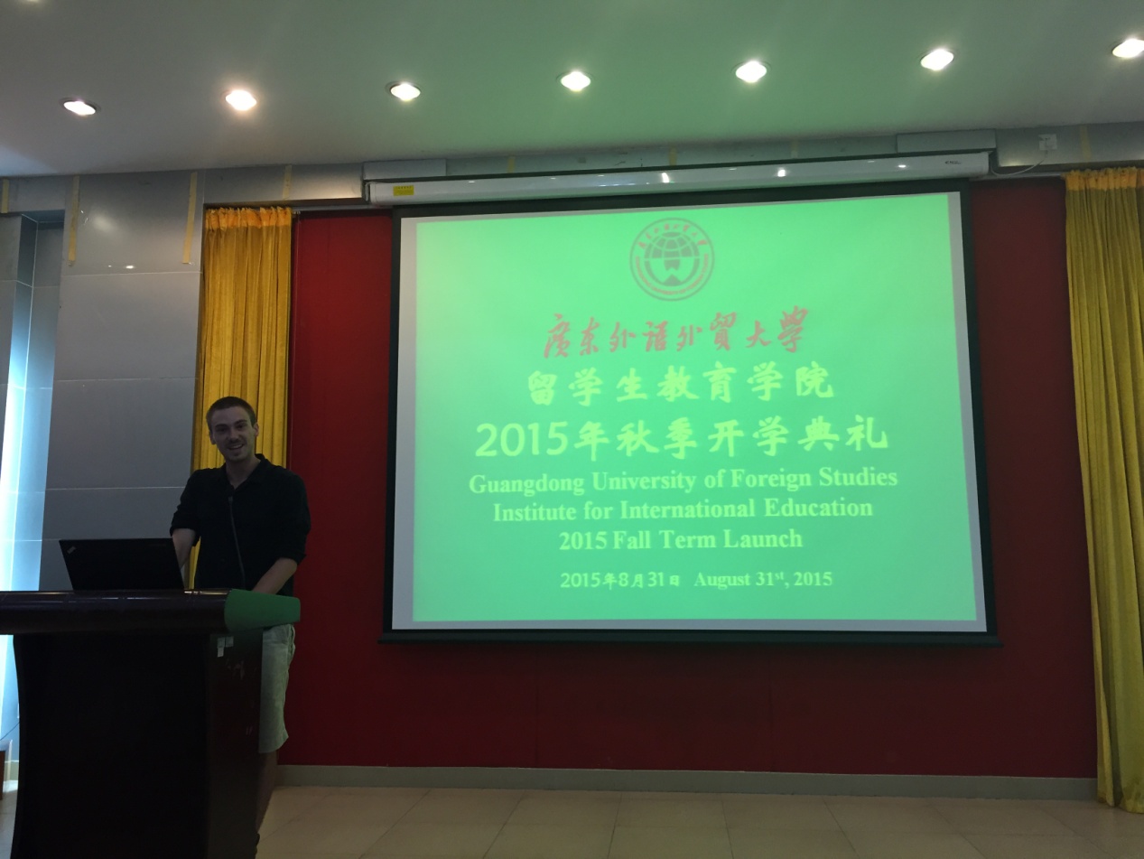 瑞士留学生杰夫代表学历生发言