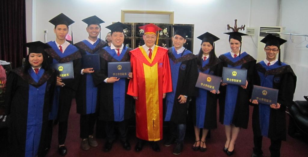 国际商务班毕业生与仲伟合校长合影留念