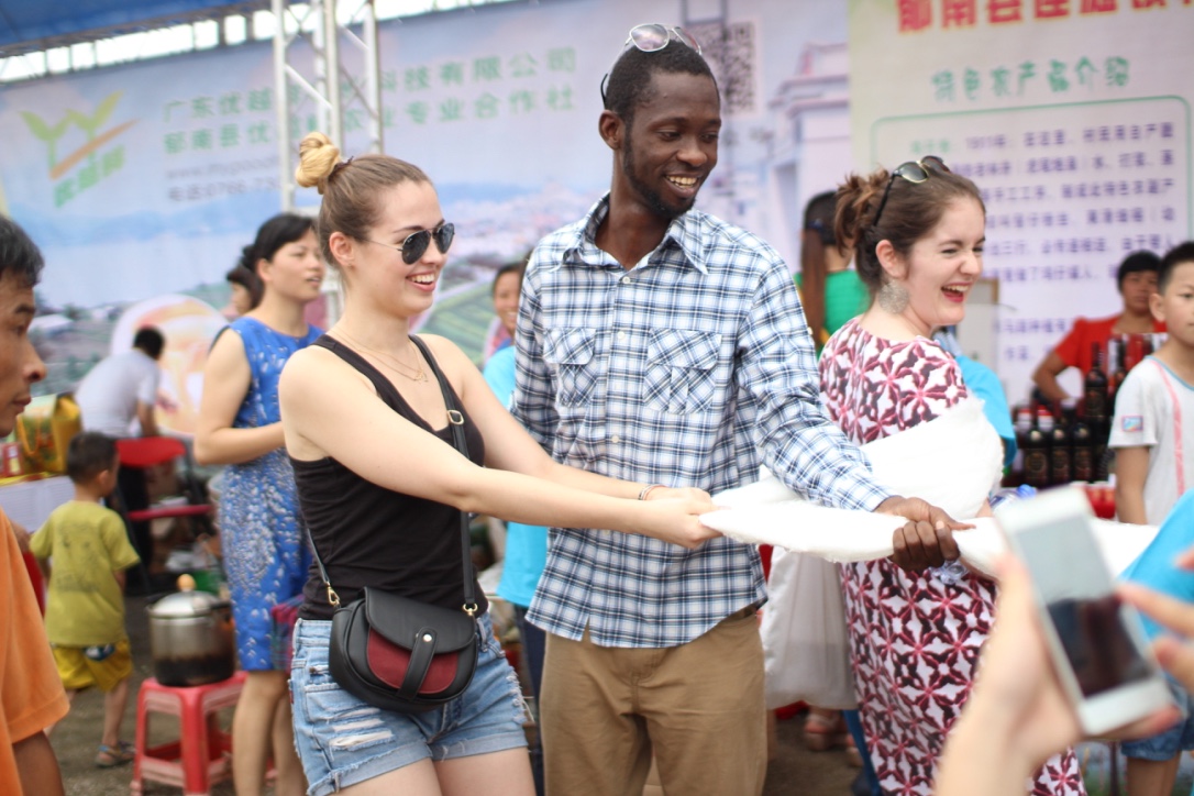 留学生与村民们互动