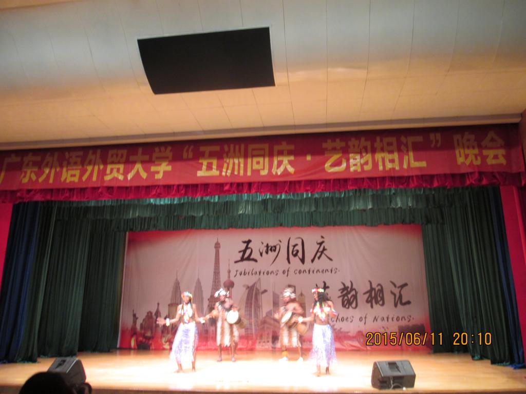 非洲学生表演传统舞蹈