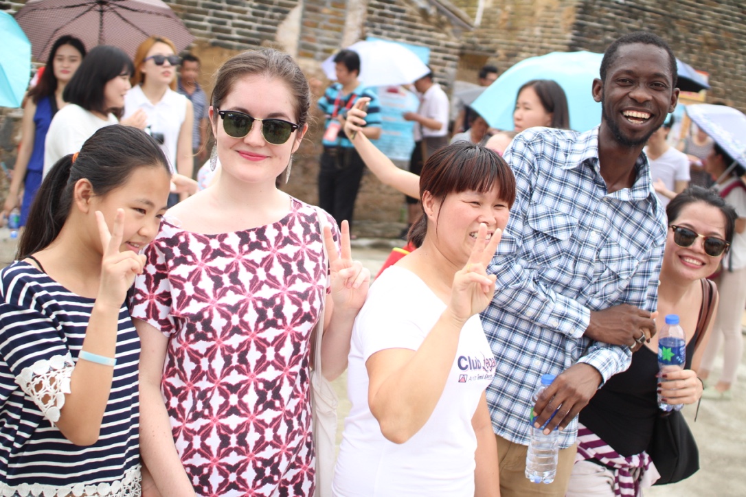 留学生们与游客合影